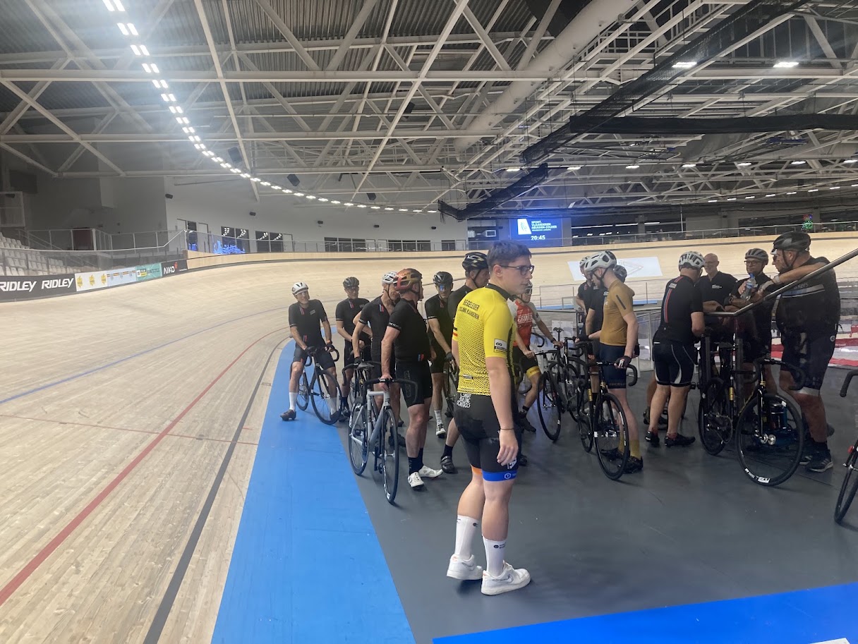 Renners van Cycle for Good op de wielerpiste van het Velodroom Limburg in Heusden-Zolder