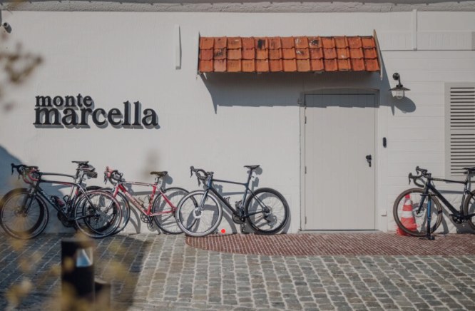Fietsers arriveren bij het resort van Monte Marcella, het ultieme resort voor sport en business van Cycle for Good